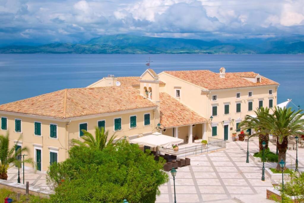 Corfu Square Studio Luaran gambar
