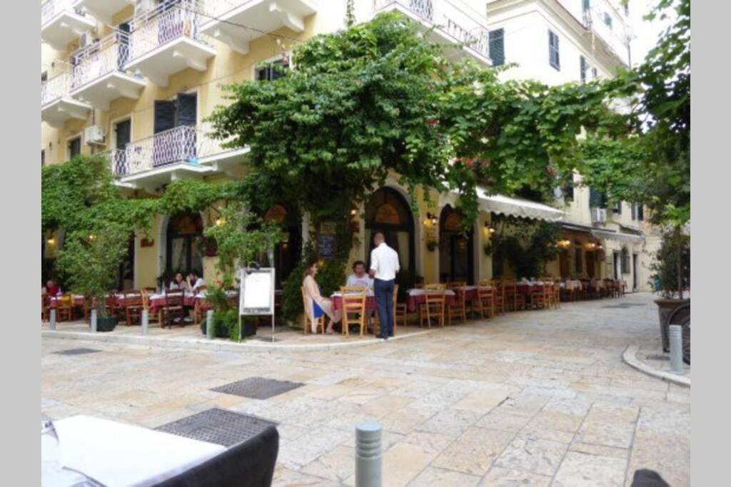 Corfu Square Studio Luaran gambar