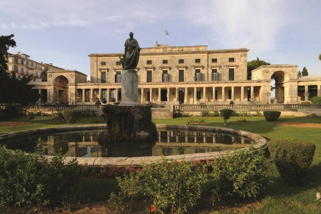 Corfu Square Studio Luaran gambar